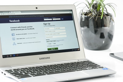 facebook-login-office-laptop-business-162622